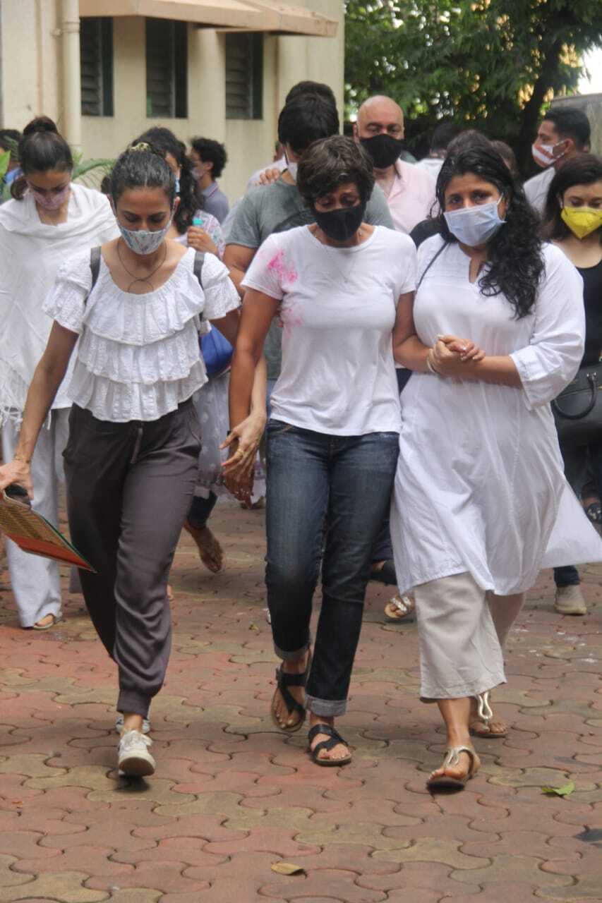 మందిరా బేడి భర్త రాజ్ కౌశల్ అంత్యక్రియలు... తరలి వచ్చిన బాలీవుడ్ ప్రముఖులు