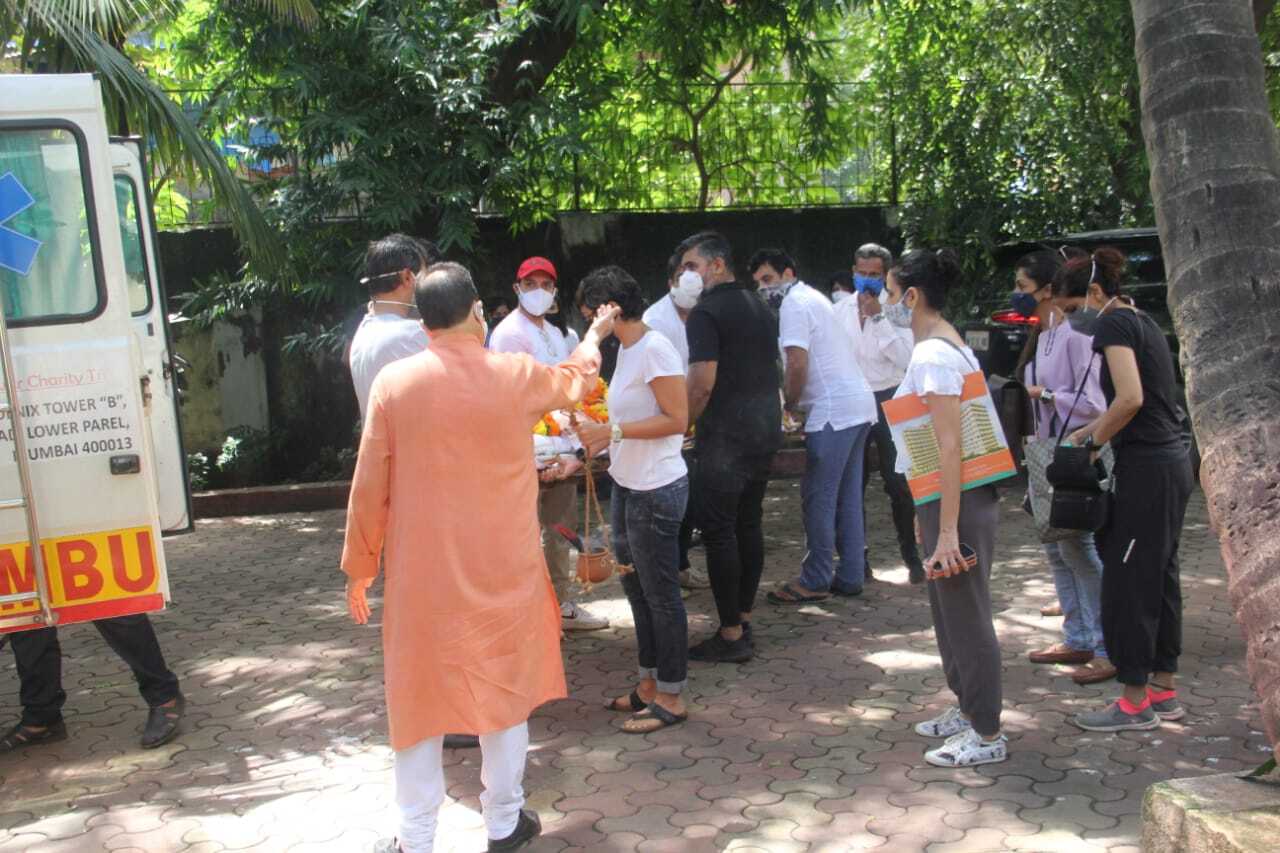 మందిరా బేడి భర్త రాజ్ కౌశల్ అంత్యక్రియలు... తరలి వచ్చిన బాలీవుడ్ ప్రముఖులు