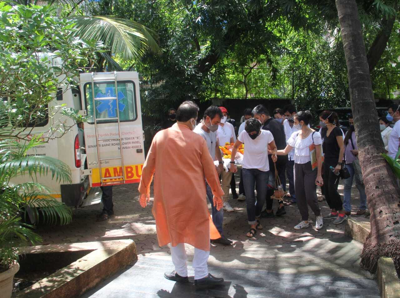 మందిరా బేడి భర్త రాజ్ కౌశల్ అంత్యక్రియలు... తరలి వచ్చిన బాలీవుడ్ ప్రముఖులు