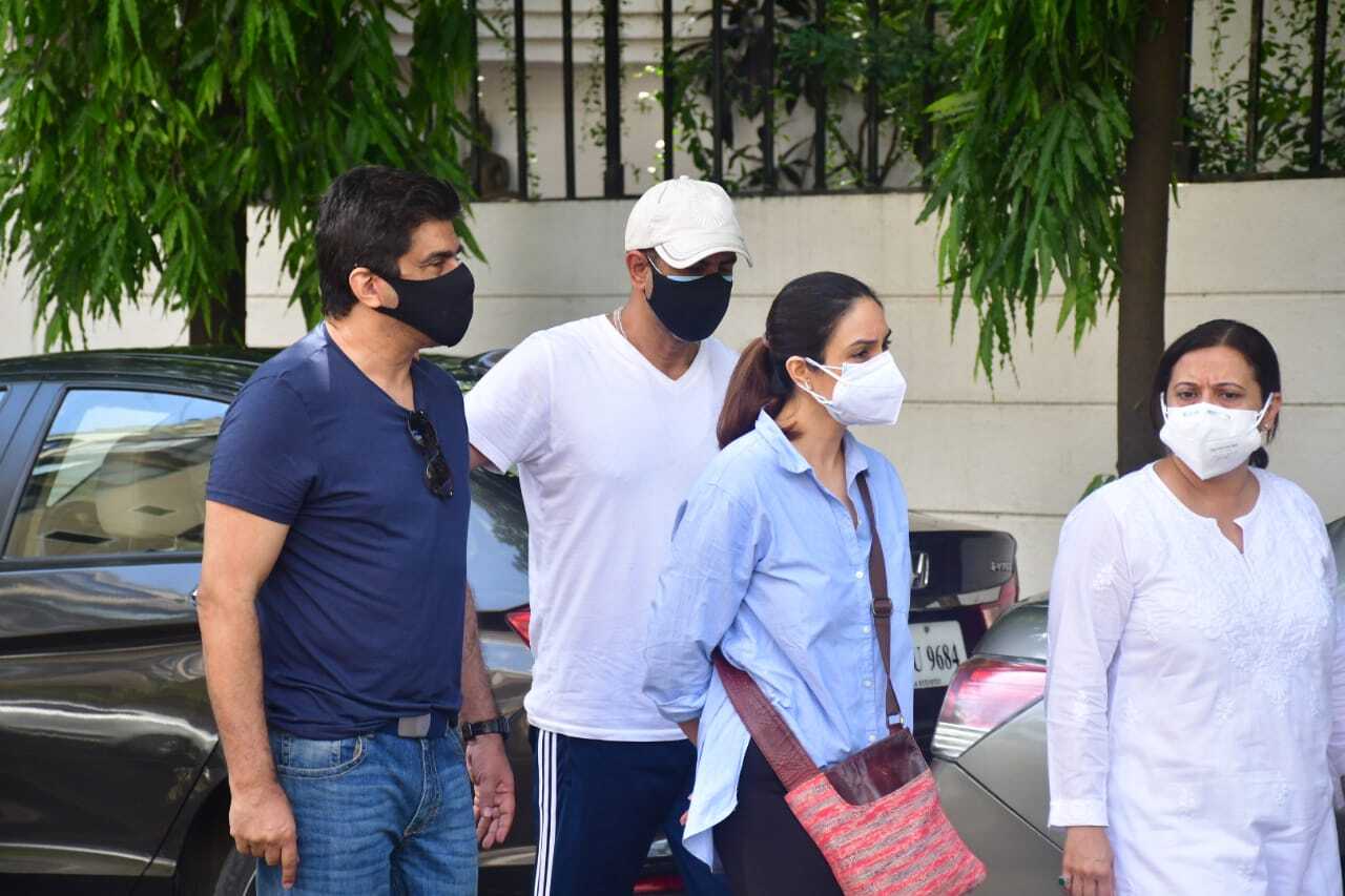 మందిరా బేడి భర్త రాజ్ కౌశల్ అంత్యక్రియలు... తరలి వచ్చిన బాలీవుడ్ ప్రముఖులు