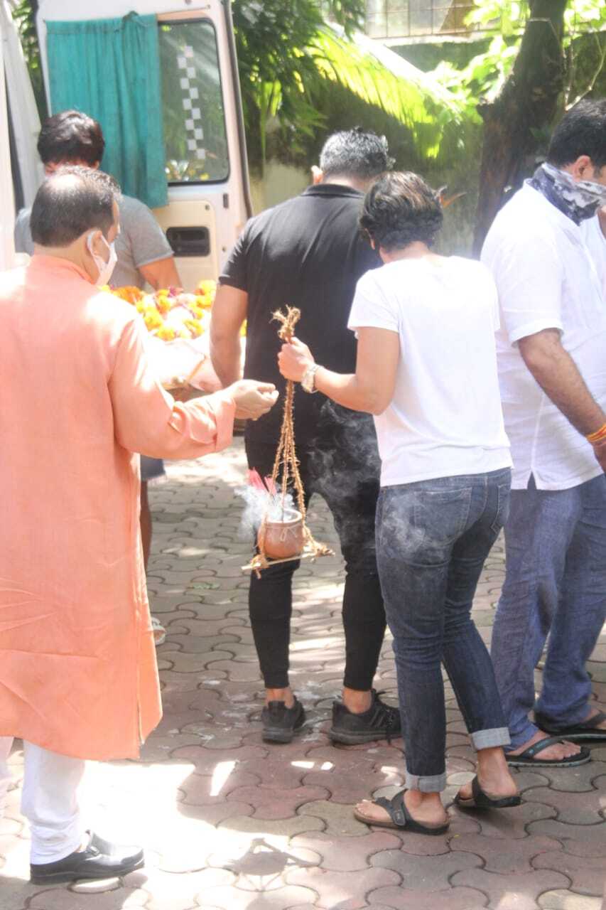 మందిరా బేడి భర్త రాజ్ కౌశల్ అంత్యక్రియలు... తరలి వచ్చిన బాలీవుడ్ ప్రముఖులు