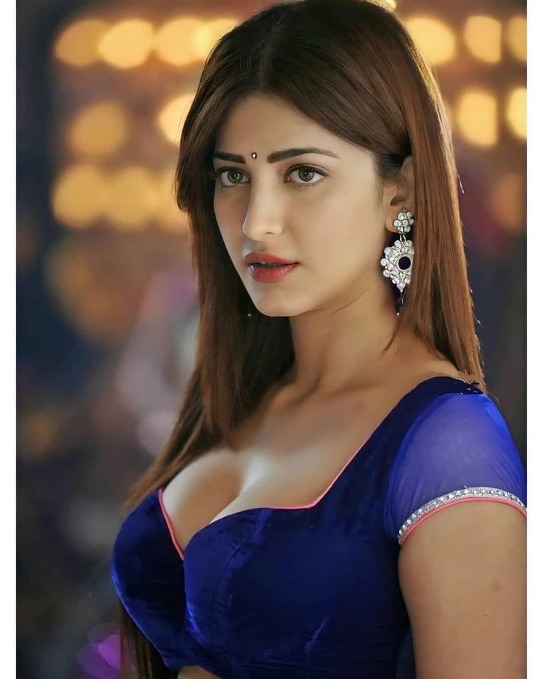 అదరగొట్టేలా శృతి హాసన్ క్లీవేజ్ షో.. మీరెప్పుడూ చూడని ముద్దుగమ్మ ఫోటోలు