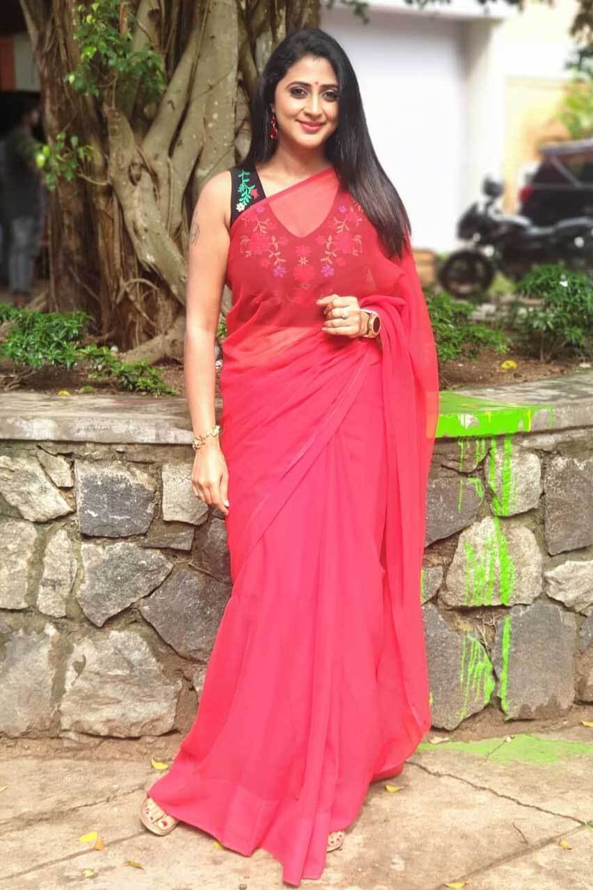 സാരിയിലും മോഡേണ്‍ ലുക്കിലും തിളങ്ങി കനിഹ; ഹോട്ട് ചിത്രങ്ങള്‍