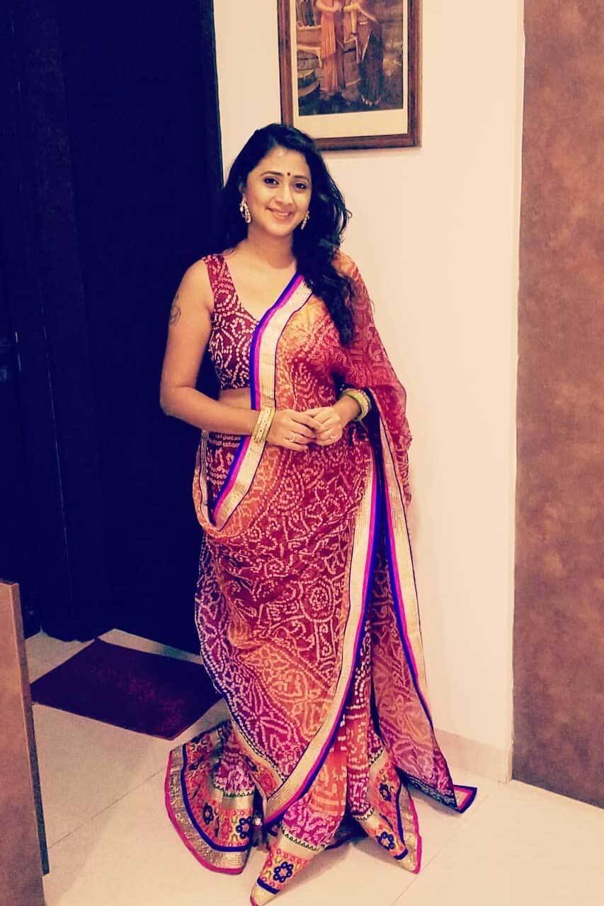 സാരിയിലും മോഡേണ്‍ ലുക്കിലും തിളങ്ങി കനിഹ; ഹോട്ട് ചിത്രങ്ങള്‍