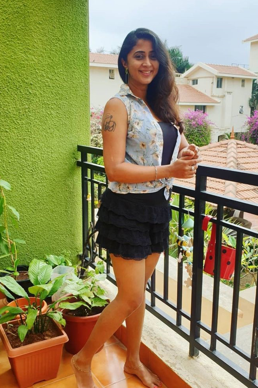 സാരിയിലും മോഡേണ്‍ ലുക്കിലും തിളങ്ങി കനിഹ; ഹോട്ട് ചിത്രങ്ങള്‍