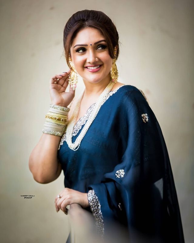 வாவ்....சேலையில் ஜொலிக்கும் ஸ்ரீதேவி விஜயக்குமார்...அசத்தல் ஃபோட்டோஸ்