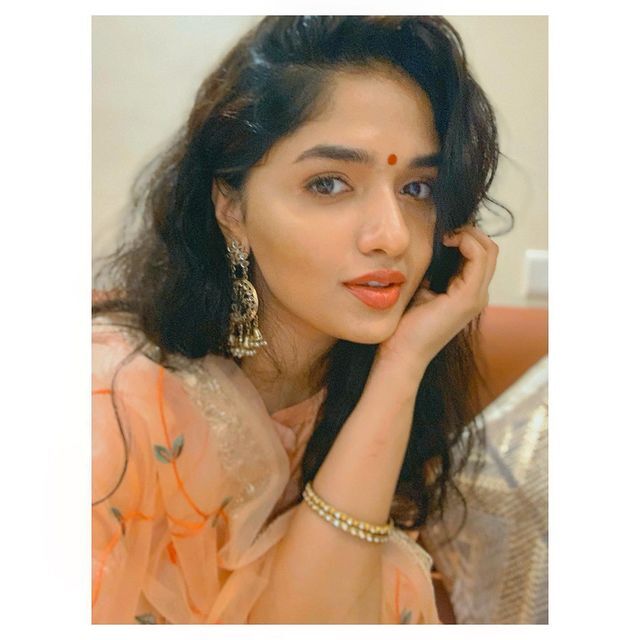 யப்பா...சுண்டி இழுக்கும் அழகு...சுனைனா ஹாட் ஃபோட்டோஸ்