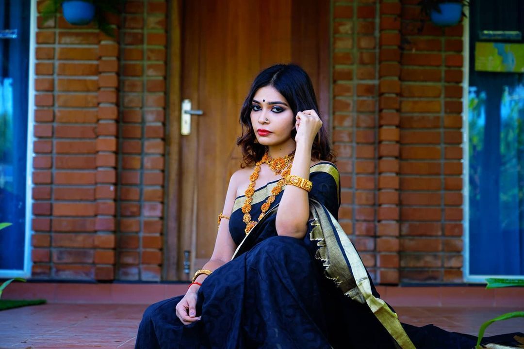 ரவிக்கை அணியாமல் பக்கா கிராமத்து பெண்ணாகவே மாறிய தர்ஷா குப்தா.. வைரலாகும் புகைப்படங்கள்!