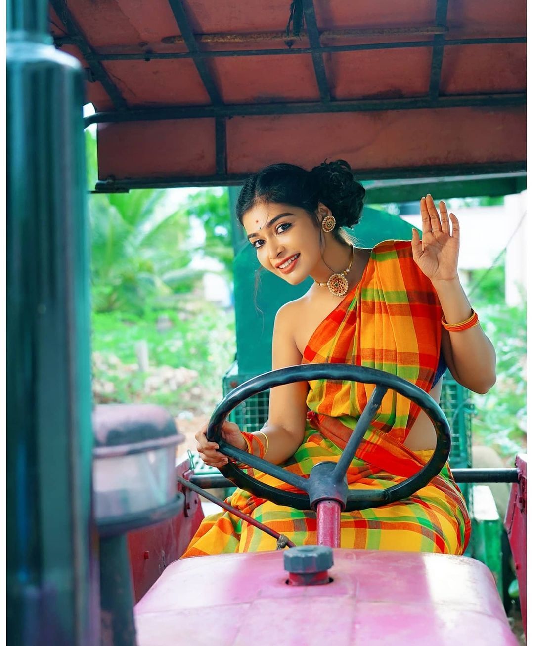 ரவிக்கை அணியாமல் பக்கா கிராமத்து பெண்ணாகவே மாறிய தர்ஷா குப்தா.. வைரலாகும் புகைப்படங்கள்!