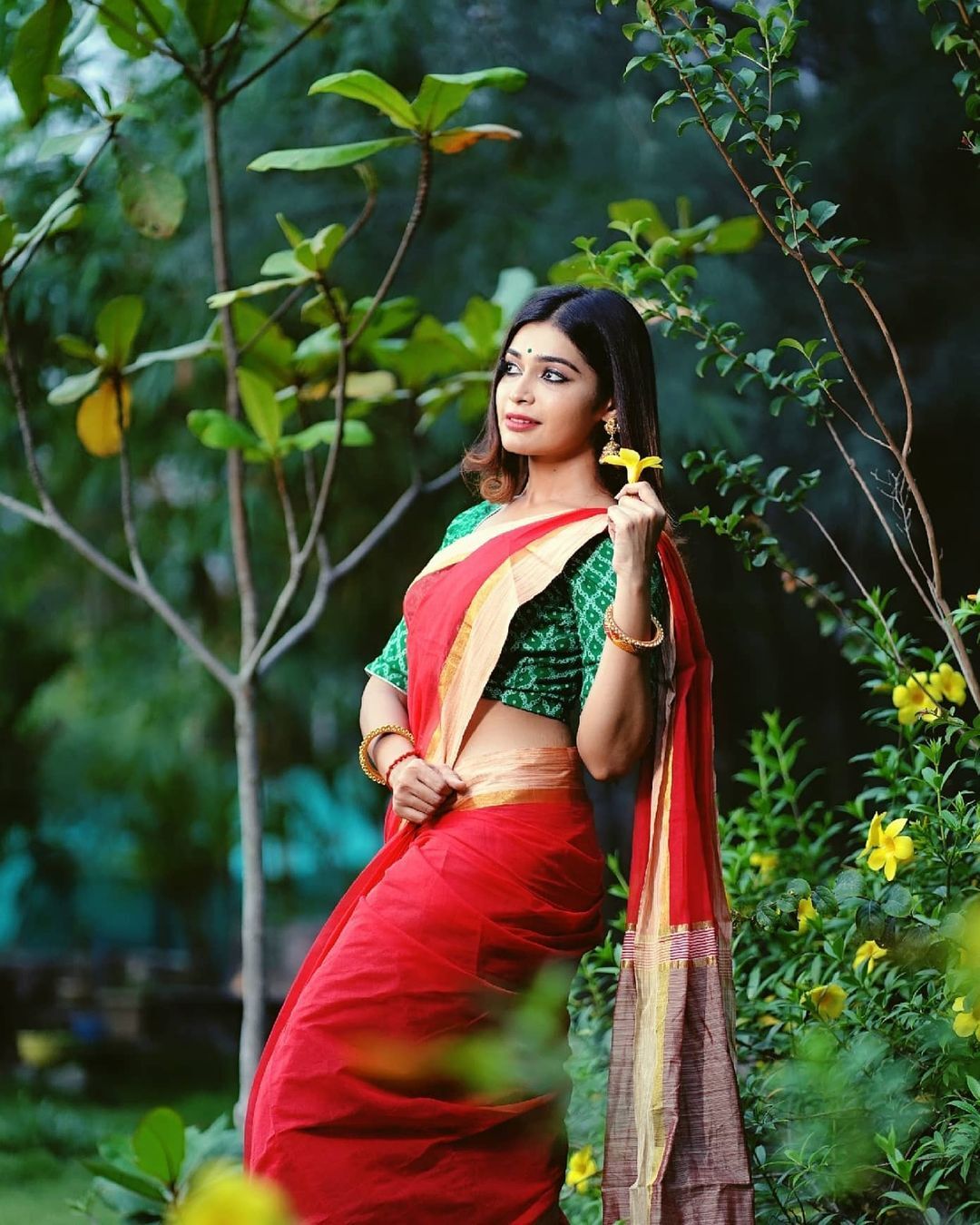 ரவிக்கை அணியாமல் பக்கா கிராமத்து பெண்ணாகவே மாறிய தர்ஷா குப்தா.. வைரலாகும் புகைப்படங்கள்!