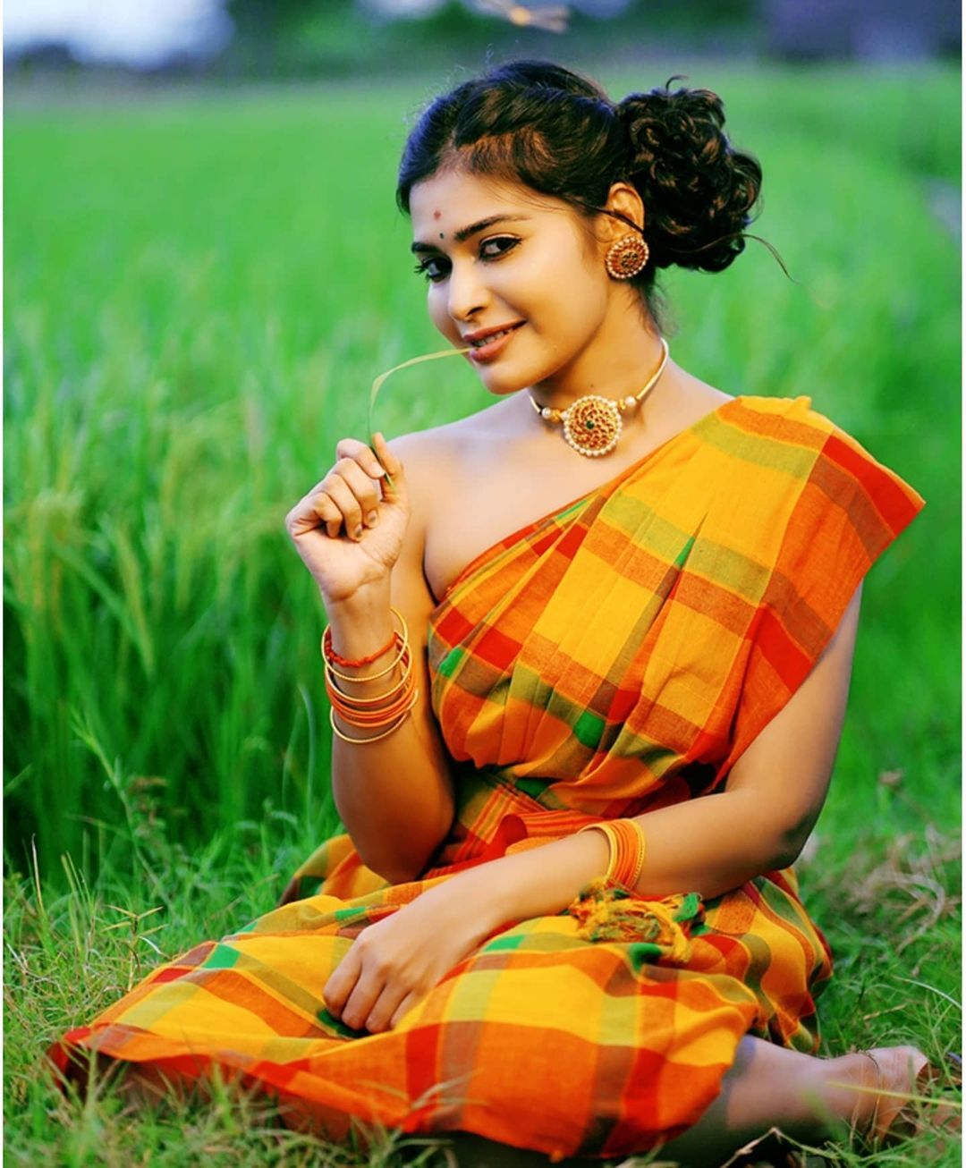 ரவிக்கை அணியாமல் பக்கா கிராமத்து பெண்ணாகவே மாறிய தர்ஷா குப்தா.. வைரலாகும் புகைப்படங்கள்!