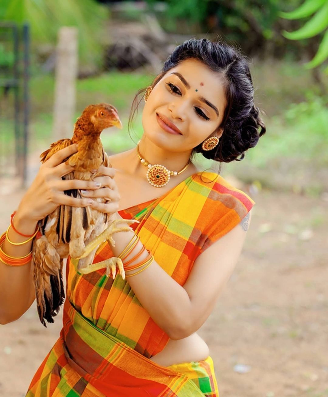 ரவிக்கை அணியாமல் பக்கா கிராமத்து பெண்ணாகவே மாறிய தர்ஷா குப்தா.. வைரலாகும் புகைப்படங்கள்!