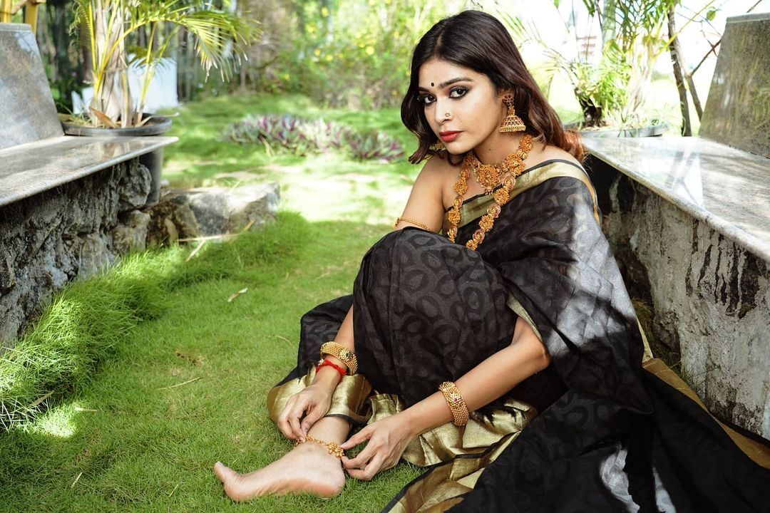 ரவிக்கை அணியாமல் பக்கா கிராமத்து பெண்ணாகவே மாறிய தர்ஷா குப்தா.. வைரலாகும் புகைப்படங்கள்!