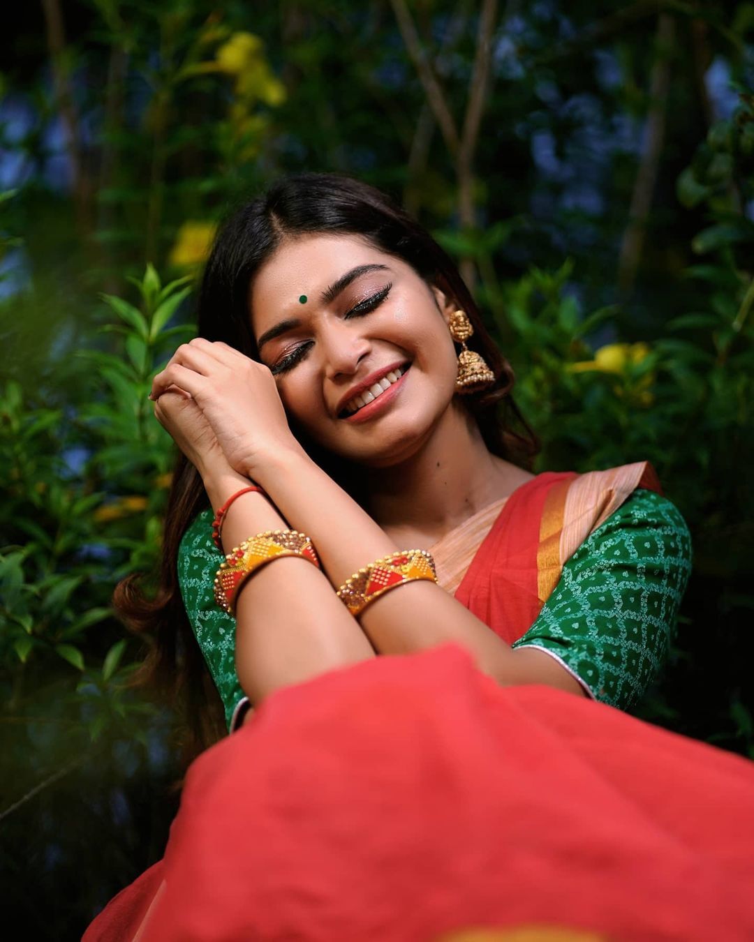 ரவிக்கை அணியாமல் பக்கா கிராமத்து பெண்ணாகவே மாறிய தர்ஷா குப்தா.. வைரலாகும் புகைப்படங்கள்!