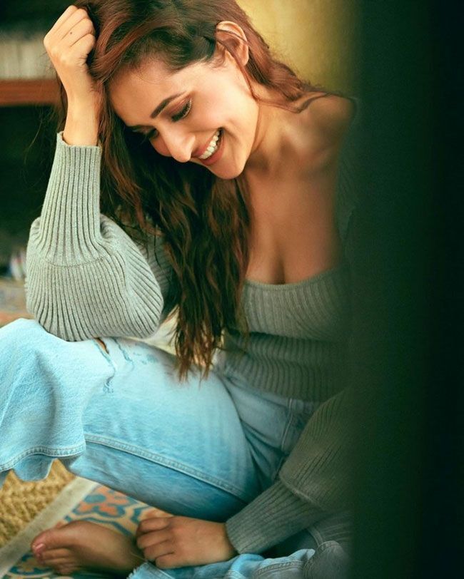 ആരുടെയും മനം മയക്കുന്ന ഫോട്ടോസിൽ തിളങ്ങി പ്രഗ്യ ജസ്വാൾ