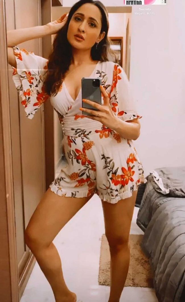 ആരുടെയും മനം മയക്കുന്ന ഫോട്ടോസിൽ തിളങ്ങി പ്രഗ്യ ജസ്വാൾ