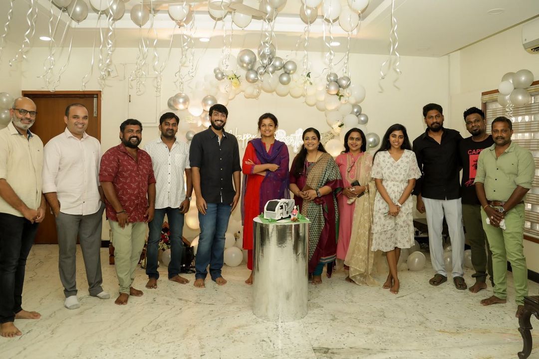 ஹேப்பி பர்த்டே இயக்குநர்.. கிருத்திகா உதயநிதி பிறந்தநாளை கொண்டாடிய படக்குழு!