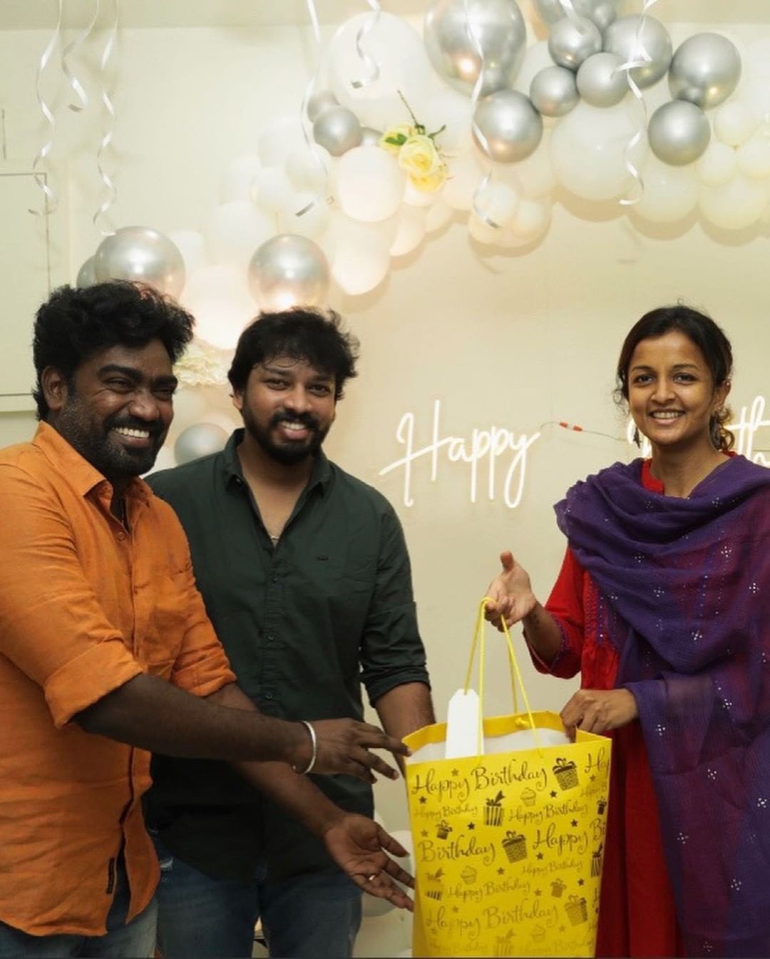 ஹேப்பி பர்த்டே இயக்குநர்.. கிருத்திகா உதயநிதி பிறந்தநாளை கொண்டாடிய படக்குழு!