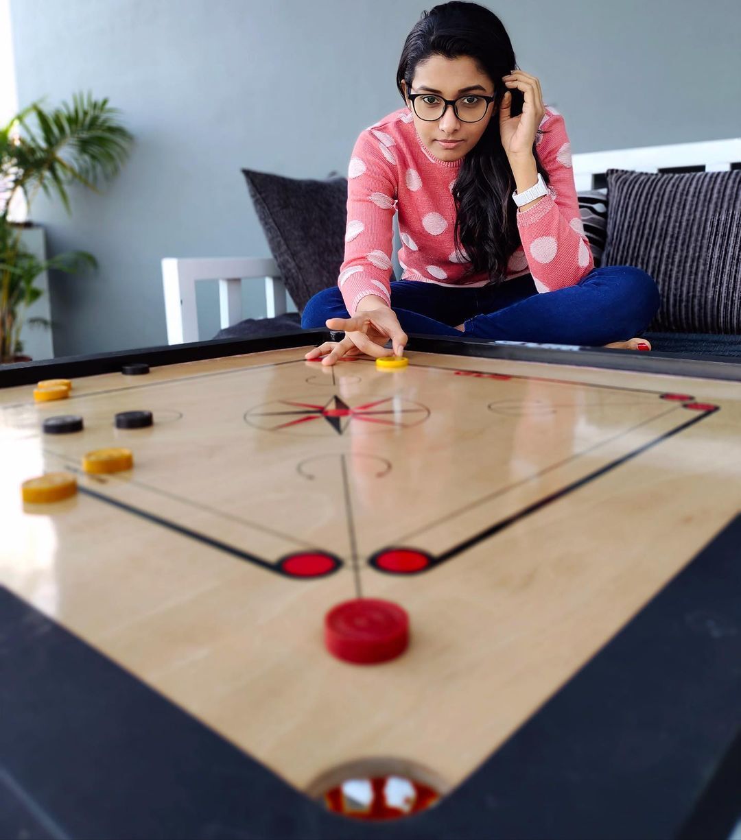 ரம்யா பாண்டியனுக்கு போட்டி வந்தாச்சு.. மாடி போட்டோஷூட்டுக்கு மாறிய பிரியா பவானி சங்கர்!