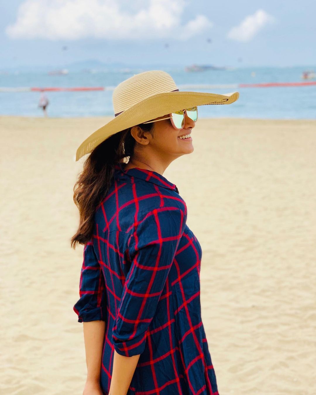 ரம்யா பாண்டியனுக்கு போட்டி வந்தாச்சு.. மாடி போட்டோஷூட்டுக்கு மாறிய பிரியா பவானி சங்கர்!