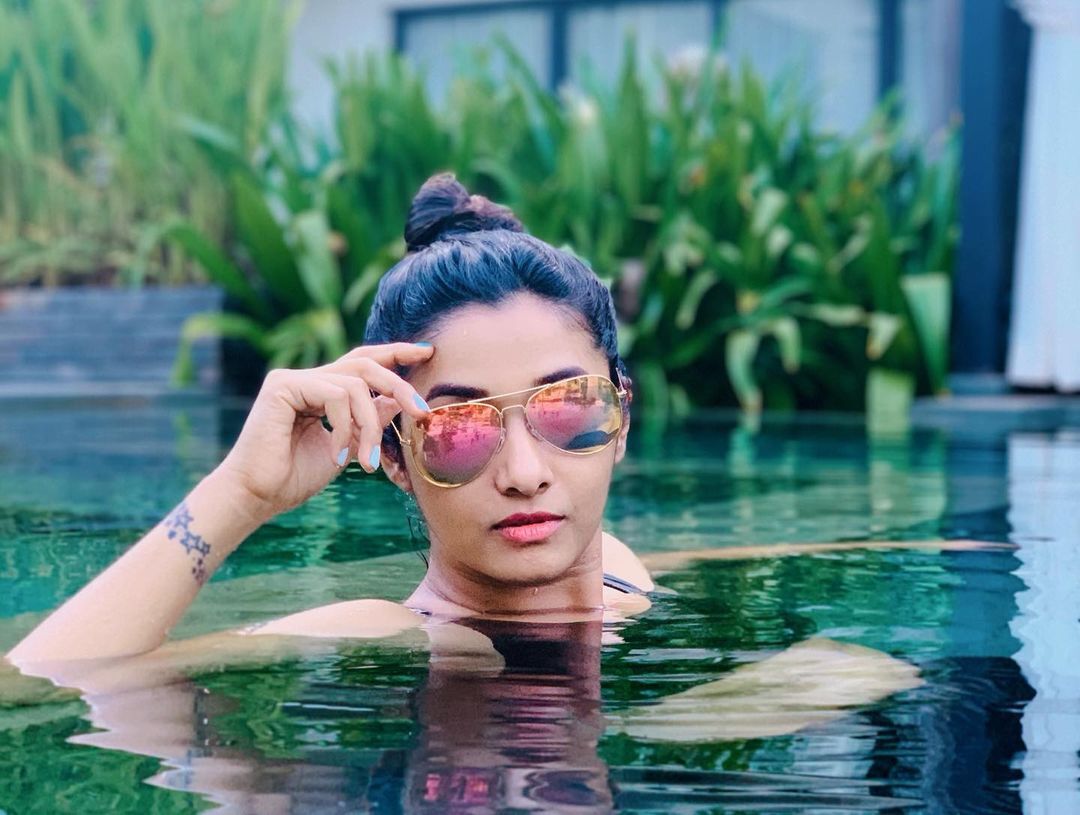 ரம்யா பாண்டியனுக்கு போட்டி வந்தாச்சு.. மாடி போட்டோஷூட்டுக்கு மாறிய பிரியா பவானி சங்கர்!