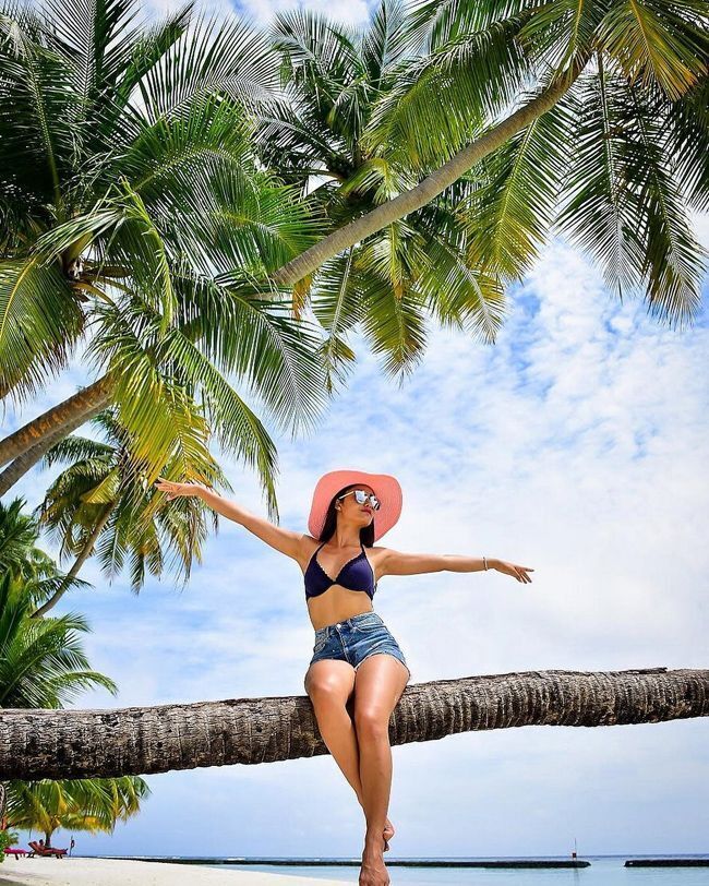 బీచ్ లో బికినీతో టాలీవుడ్ హీరోయిన్ రచ్చ.. ఏమాత్రం వెనక్కు తగ్గకుండా హాట్ ట్రీట్! 