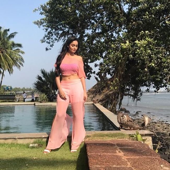 బీచ్ లో బికినీతో టాలీవుడ్ హీరోయిన్ రచ్చ.. ఏమాత్రం వెనక్కు తగ్గకుండా హాట్ ట్రీట్! 