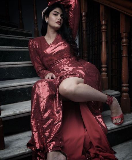  కల్పికా గణేష్ సెక్సీ ఫొటోలు: ఓ వైపు ట్రెడిషనల్ లుక్.. మరోవైపు బికినీ అందాలు..