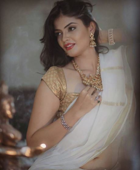  కల్పికా గణేష్ సెక్సీ ఫొటోలు: ఓ వైపు ట్రెడిషనల్ లుక్.. మరోవైపు బికినీ అందాలు..