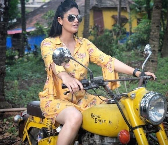  కల్పికా గణేష్ సెక్సీ ఫొటోలు: ఓ వైపు ట్రెడిషనల్ లుక్.. మరోవైపు బికినీ అందాలు..