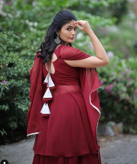  కల్పికా గణేష్ సెక్సీ ఫొటోలు: ఓ వైపు ట్రెడిషనల్ లుక్.. మరోవైపు బికినీ అందాలు..