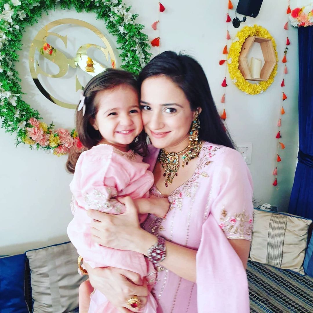  గుర్తుపట్టని విధంగా మారిపోయిన 'దిల్' హీరోయిన్ నేహా బాంబ్.. ఫ్యామిలీ ఫొటోస్ వైరల్