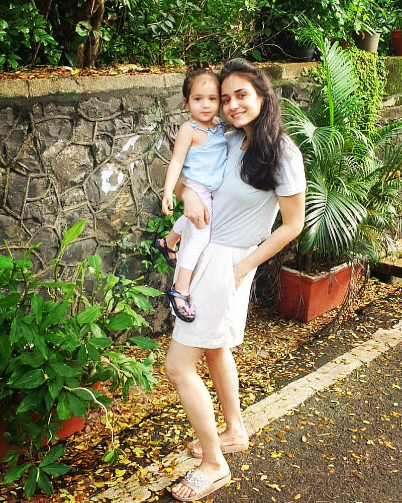  గుర్తుపట్టని విధంగా మారిపోయిన 'దిల్' హీరోయిన్ నేహా బాంబ్.. ఫ్యామిలీ ఫొటోస్ వైరల్