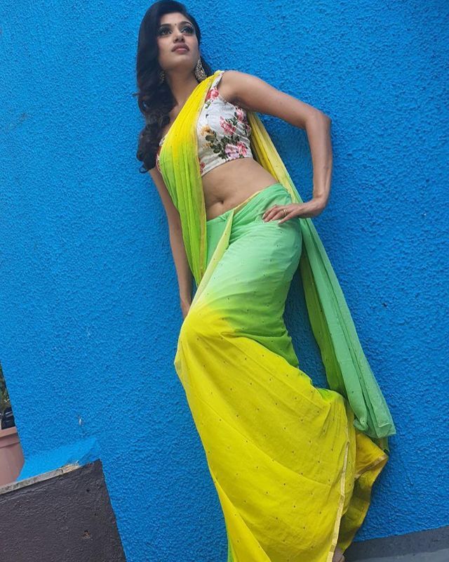 இஞ்சி இடுப்பழகை வளைத்து, நெளித்து காட்டும் ஓவியா...ஹாட் ஃபோட்டோஸ்