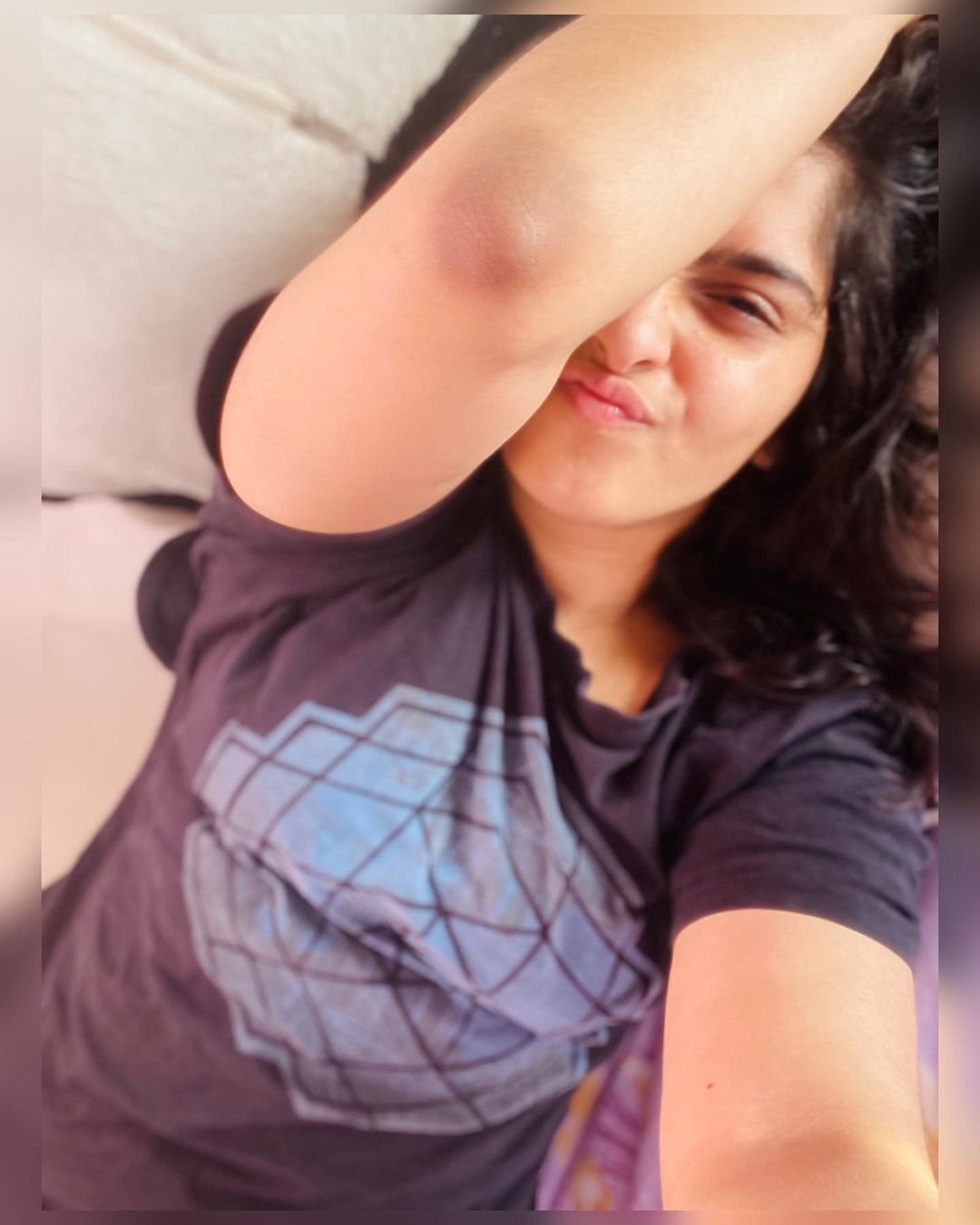 രസകരമായ ലുക്കിൽ  സനുഷയുടെ സെൽഫി, ചിത്രങ്ങൾ നോക്കു