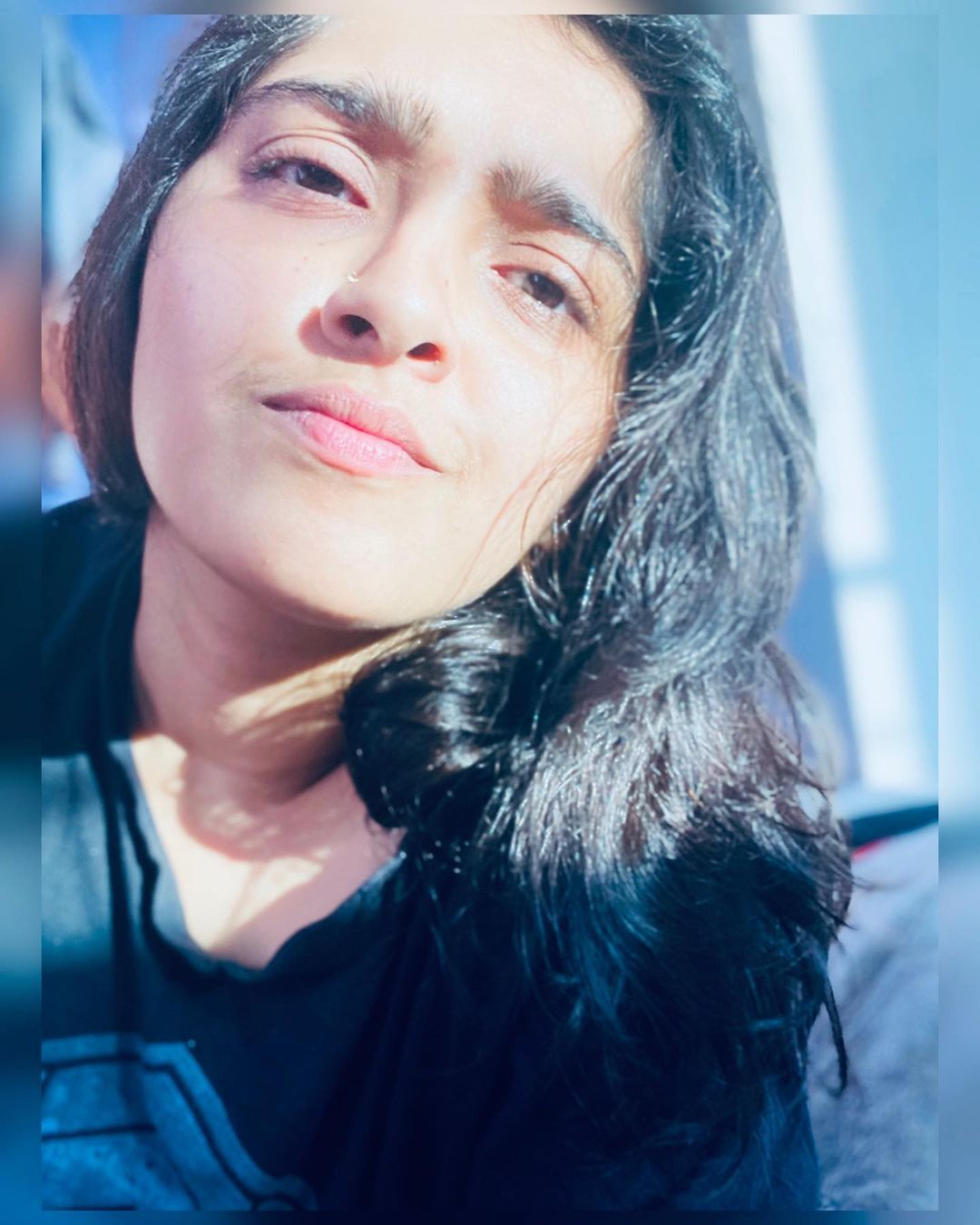 രസകരമായ ലുക്കിൽ  സനുഷയുടെ സെൽഫി, ചിത്രങ്ങൾ നോക്കു