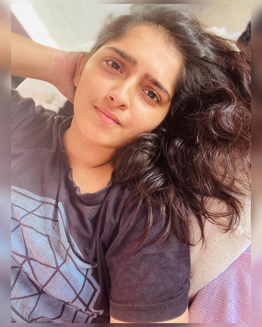 രസകരമായ ലുക്കിൽ  സനുഷയുടെ സെൽഫി, ചിത്രങ്ങൾ നോക്കു