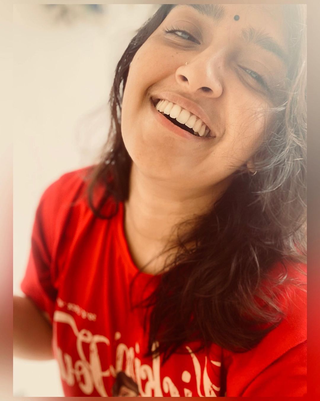 രസകരമായ ലുക്കിൽ  സനുഷയുടെ സെൽഫി, ചിത്രങ്ങൾ നോക്കു