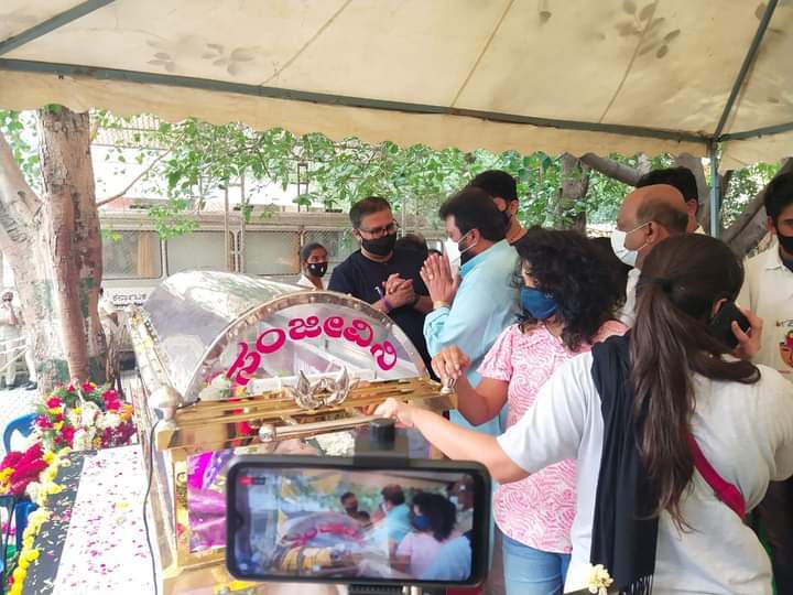 Celebs Pay Last Rspect To Actress Jayanthi