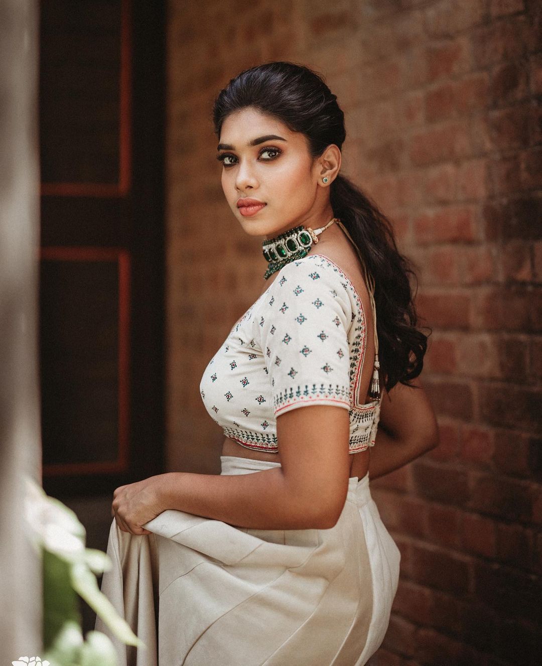 സാരിയിലും മോഡേൺ ലുക്കിലും ഒരുപോലെ സുന്ദരി; സര്‍പ്പട്ടൈ താരത്തിന്റെ ചിത്രങ്ങള്‍ ട്രെന്‍ഡിംഗ്