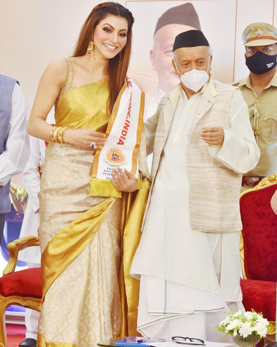 தேசிய விருது வென்ற ஊர்வசி ரவுத்தேலா.. சேலையில் என்னம்மா அழகா இருக்காரு!