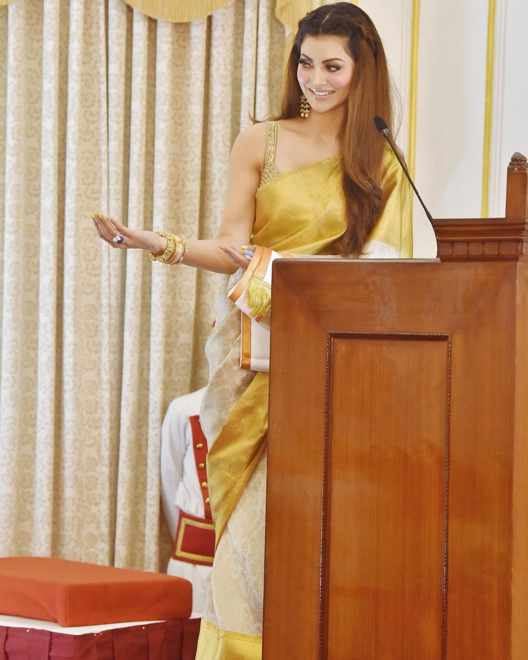 தேசிய விருது வென்ற ஊர்வசி ரவுத்தேலா.. சேலையில் என்னம்மா அழகா இருக்காரு!