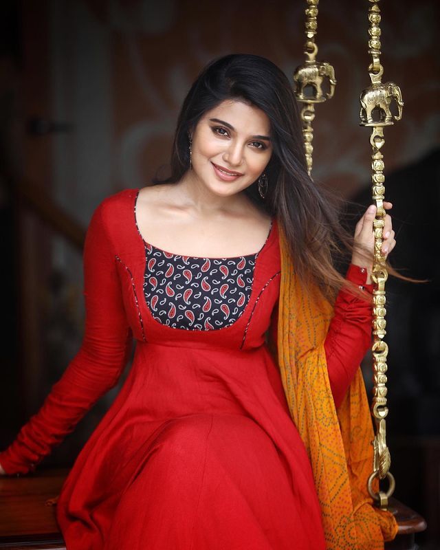 ஸ்கிரீனை வைத்து மறைத்தபடி செம ஹாட் போஸ் கொடுத்த ஆத்மிகா