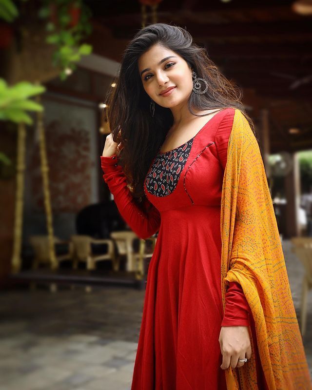 ஸ்கிரீனை வைத்து மறைத்தபடி செம ஹாட் போஸ் கொடுத்த ஆத்மிகா