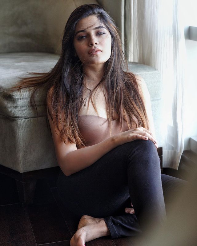 ஸ்கிரீனை வைத்து மறைத்தபடி செம ஹாட் போஸ் கொடுத்த ஆத்மிகா