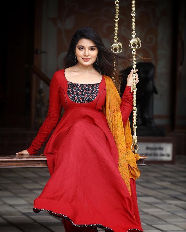 ஸ்கிரீனை வைத்து மறைத்தபடி செம ஹாட் போஸ் கொடுத்த ஆத்மிகா