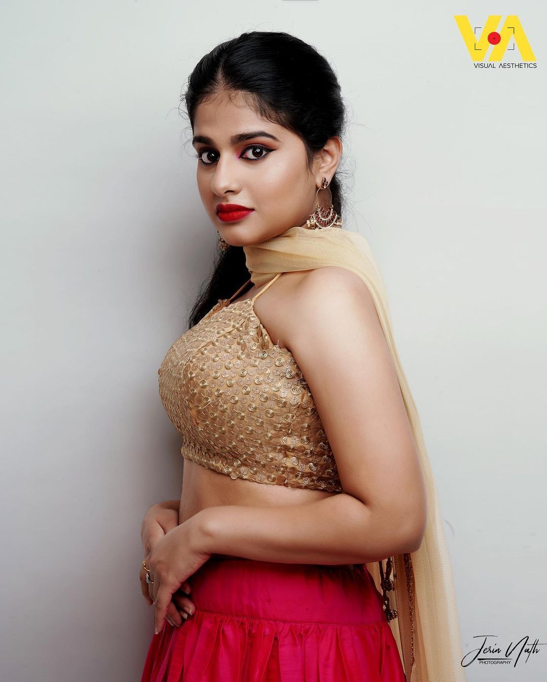 ഗ്ലാമര്‍ ലുക്കില്‍ തിളങ്ങി നയന്‍താര ചക്രവര്‍ത്തി, വൈറല്‍ ചിത്രങ്ങള്‍ കാണാം