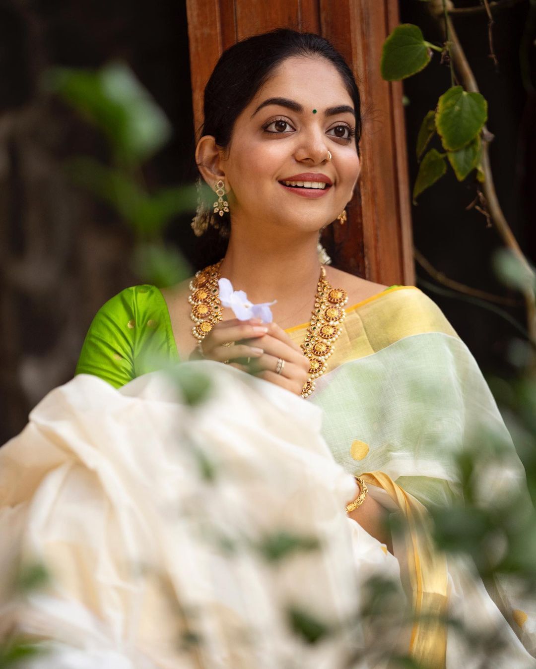 അഹാനയുടെയും കുടുംബത്തിന്‌റെയും ഓണം ഫോട്ടോഷൂട്ട് പൊളിച്ചു, വൈറല്‍ ചിത്രങ്ങള്‍ കാണാം
