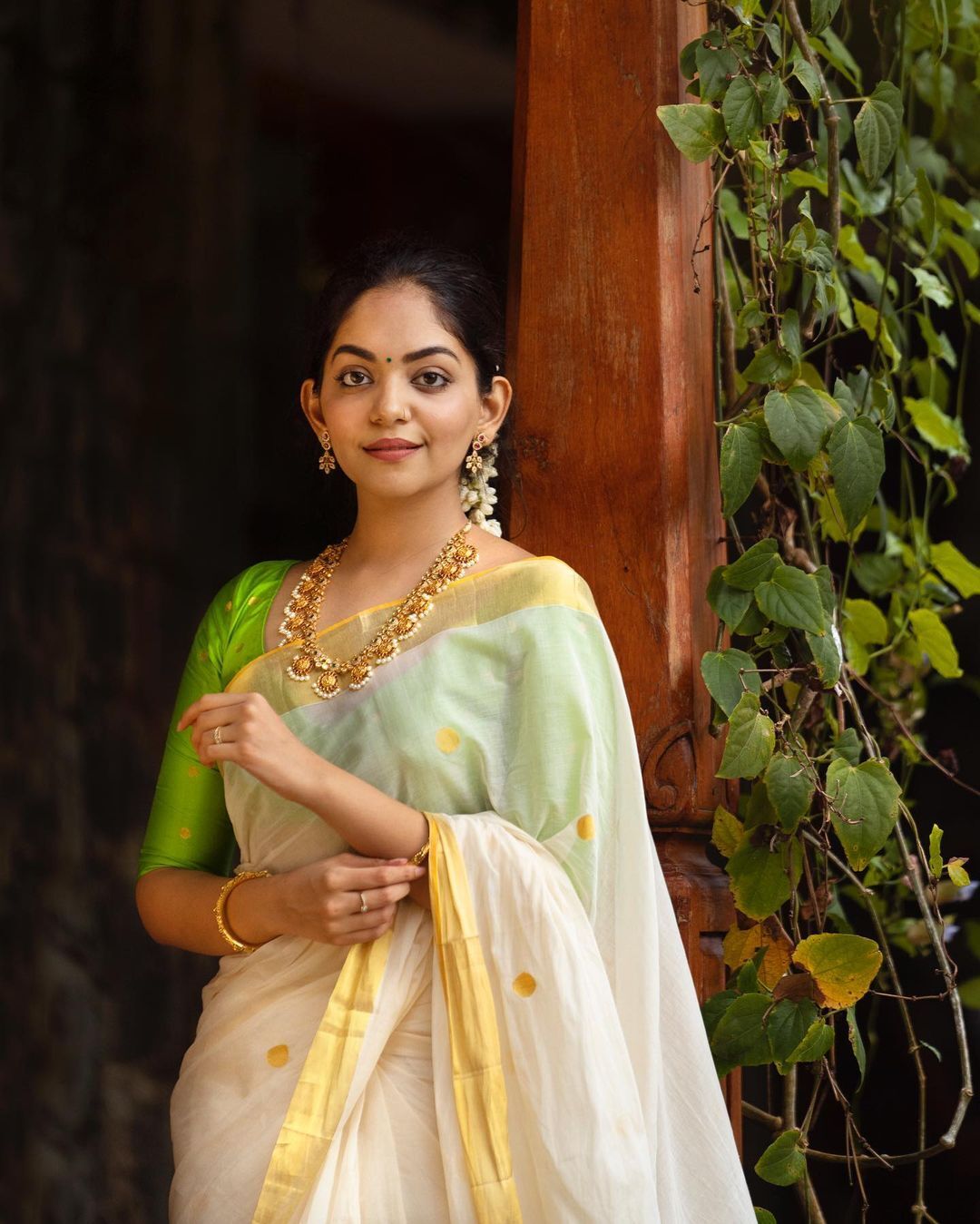 അഹാനയുടെയും കുടുംബത്തിന്‌റെയും ഓണം ഫോട്ടോഷൂട്ട് പൊളിച്ചു, വൈറല്‍ ചിത്രങ്ങള്‍ കാണാം