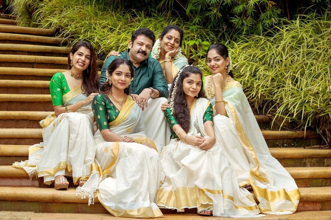 അഹാനയുടെയും കുടുംബത്തിന്‌റെയും ഓണം ഫോട്ടോഷൂട്ട് പൊളിച്ചു, വൈറല്‍ ചിത്രങ്ങള്‍ കാണാം